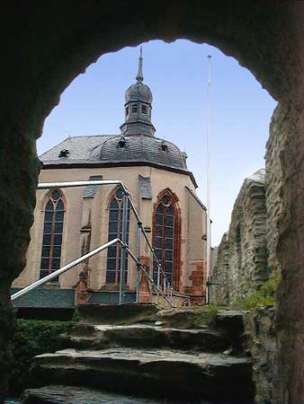 Blick durch den Torbogen des Hospitalgassenturms auf der begehbaren Stadtmauer zur Wernerkapelle. Bild 03  Wilhelm Hermann, 01-05-99