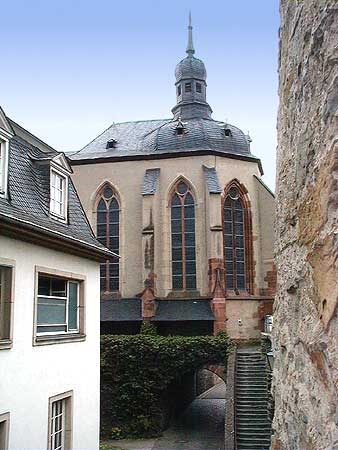 Blick von der begehbaren Stadtmauer. Links die Loreley-Kliniken, Bildmitte die Wernerkapelle, rechts der Hospitalgassenturm. Bild 04  Wilhelm Hermann, 01-05-99