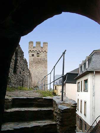 Blick durch den Torbogen an der Wernerkapelle entlang der begehbaren Stadtmauer zum Hospitalgassenturm. Bild 06  Wilhelm Hermann, 01-05-99