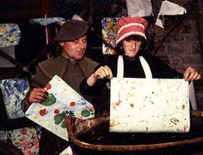 Trkisches-Papier-Herstellung, Mittelalterliches Spectaculum Oberwesel, 1988. Foto: Werner Klockner, Oberwesel