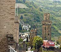 Blick von der begehbaren Stadtmauer, ganz links Hospitalgassenturm, links Steingassenturm (mit zwei Fahnenstangen), Mitte Katzenturm und rechts Ochsenturm. Bild 02  Wilhelm Hermann, 01-05-99