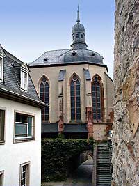Blick von der begehbaren Stadtmauer. Links die Loreley-Kliniken, Bildmitte die Wernerkapelle, rechts der Hospitalgassenturm. Bild 04 © Wilhelm Hermann, 01-05-99