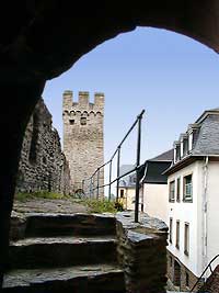 Blick durch den Torbogen an der Wernerkapelle entlang der begehbaren Stadtmauer zum Hospitalgassenturm. Bild 06  Wilhelm Hermann, 01-05-99